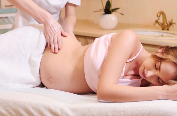 A massage therapist performing Houston prenatal massage